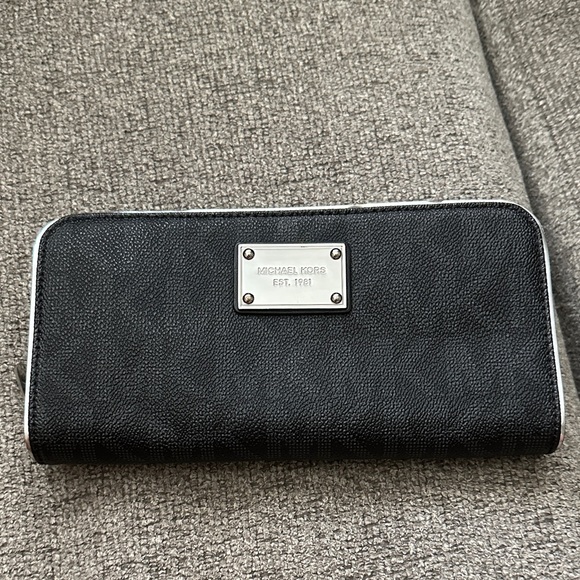 Michael Kors Black Card and Key Holder - Picture 1 of 3